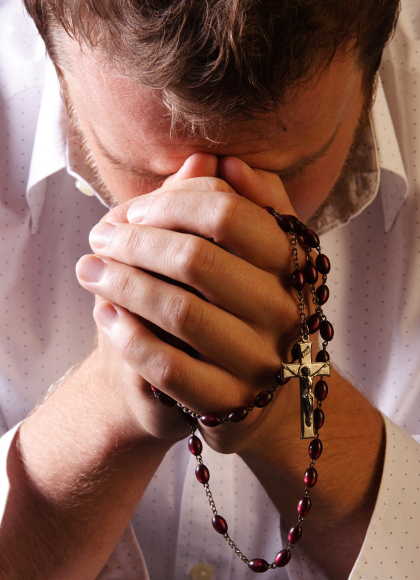 Resultado de imagem para homem rezando o rosario